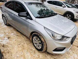 2017 Hyundai Solaris II, серебристый, 965000 рублей, вид 2