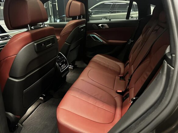 2020 BMW X6 40i III (G06), коричневый, 8190000 рублей - вид 23