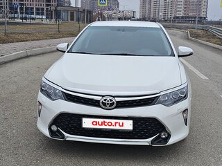 2017 Toyota Camry VII (XV50) Рестайлинг 2, белый, 1890000 рублей, вид 3