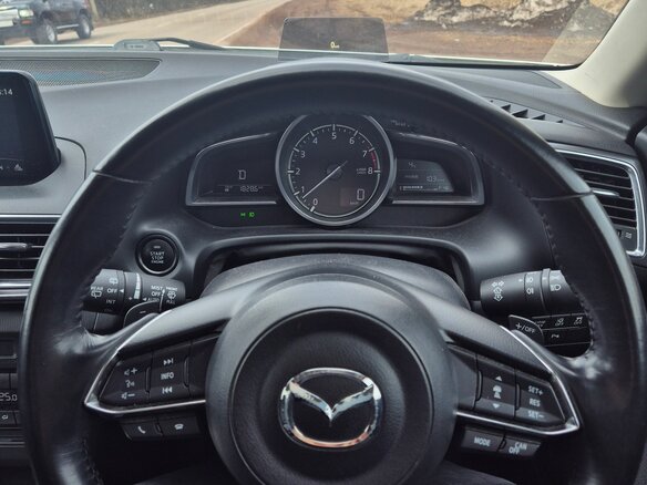 2016 Mazda Axela III Рестайлинг, белый, 1320000 рублей - вид 2