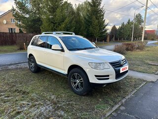 2009 Volkswagen Touareg I Рестайлинг, белый, 1130000 рублей, вид 1