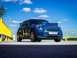 2021 Mini Hatch Cooper III (F55/F56) Рестайлинг 2, синий, 2799000 рублей, вид 3