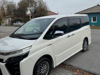 2018 Toyota Voxy III (R80) Рестайлинг, белый, 2800000 рублей, вид 5
