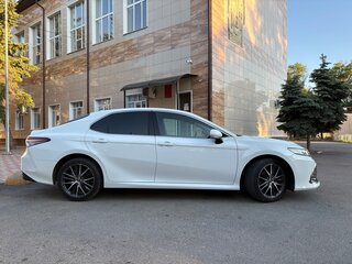 2022 Toyota Camry VIII (XV70) Рестайлинг, белый, 3800000 рублей, вид 3