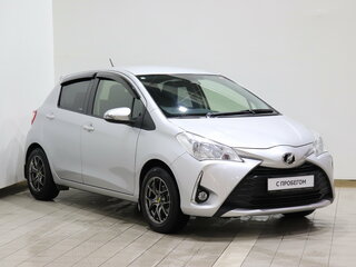 2019 Toyota Vitz III (XP130) Рестайлинг, серый, 935000 рублей, вид 3
