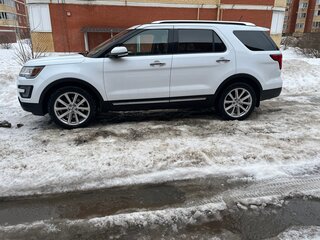 2017 Ford Explorer V Рестайлинг, белый, 2650000 рублей, вид 1