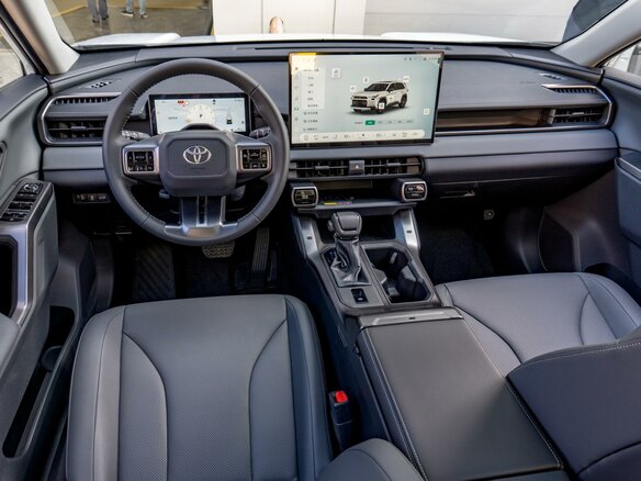 2026 Toyota RAV4 VI (XA60), белый - вид 7