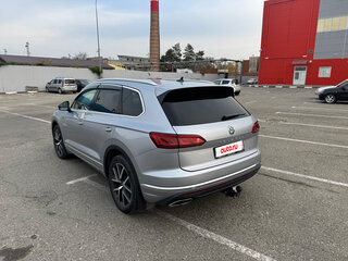 2019 Volkswagen Touareg III, серебристый, 5999000 рублей, вид 4