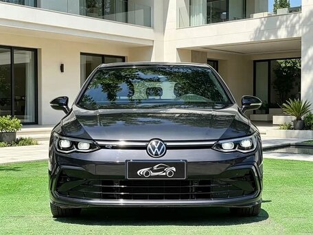 2023 Volkswagen Golf VIII, чёрный, 1880000 рублей, вид 2