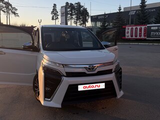 2019 Toyota Voxy III (R80) Рестайлинг, белый, 2400000 рублей, вид 3