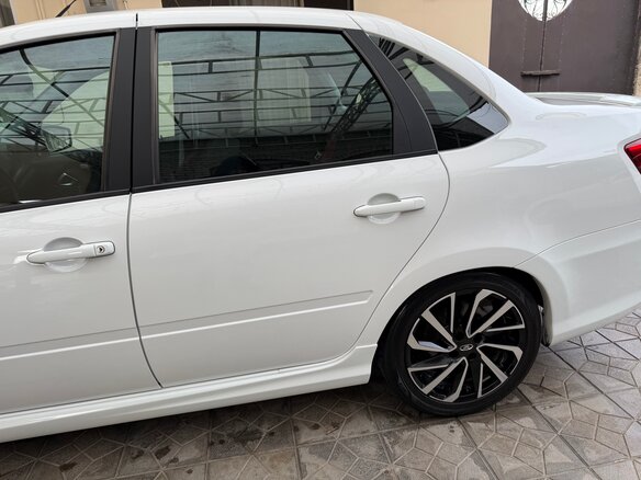 2023 Lada (ВАЗ) Granta Sport I Рестайлинг, белый, 1110000 рублей - вид 2