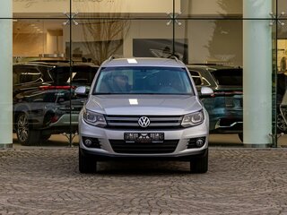 2016 Volkswagen Tiguan I Рестайлинг, серебристый, 1595000 рублей, вид 2