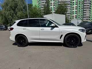 2020 BMW X5 40i IV (G05/G18), белый, 8650000 рублей, вид 3