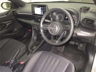 2020 Toyota Yaris IV, серебристый, 900000 рублей, вид 3