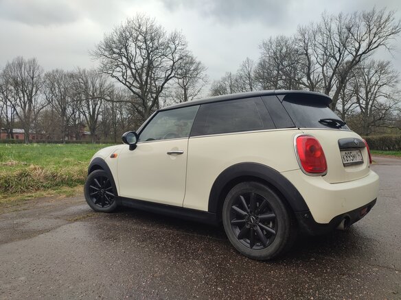 2017 Mini Hatch Cooper III (F55/F56), белый, 1360000 рублей - вид 4