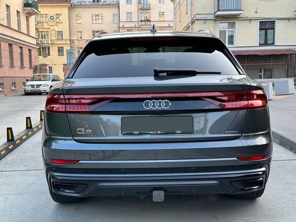2020 Audi Q8 55 TFSI I (4M), серый, 5863200 рублей - вид 5