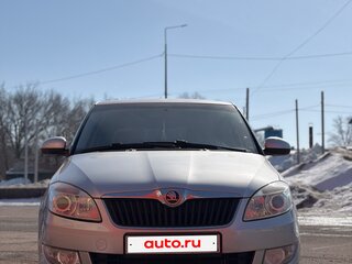 2013 Skoda Fabia II Рестайлинг, серебристый, 500000 рублей, вид 2