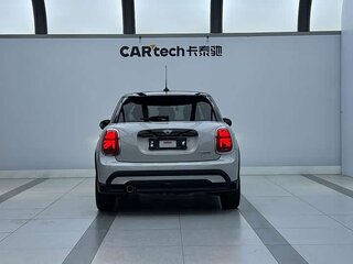 2023 Mini Hatch Cooper III (F55/F56) Рестайлинг 2, белый, 1850000 рублей, вид 2