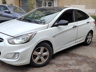 2013 Hyundai Solaris I, белый, 900000 рублей, вид 1