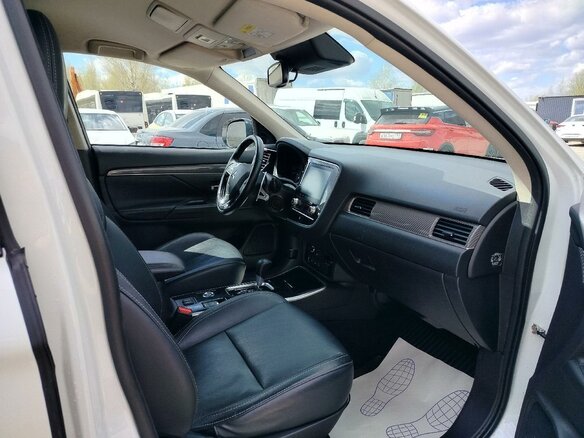 2022 Mitsubishi Outlander III Рестайлинг 3, белый - вид 12