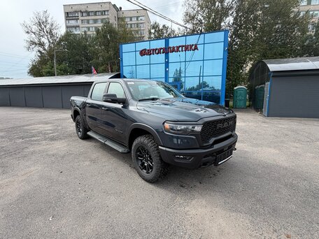 2026 Ram 1500 Quad Cab V Рестайлинг, синий, 10799999 рублей, вид 4