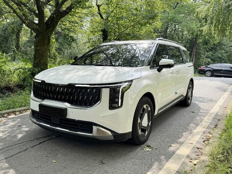 2025 Kia Carnival IV Рестайлинг, белый, 4750000 рублей, вид 1