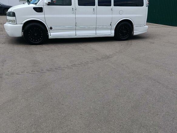 2010 GMC Savana I Рестайлинг, белый, 2990000 рублей - вид 2
