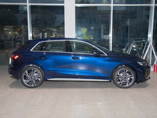 2023 Audi A3 Sportback 35 TFSI IV (8Y), синий, 2250000 рублей, вид 4