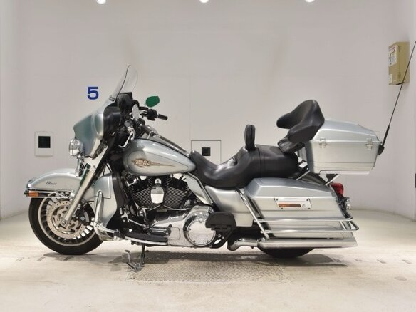 2011 Harley-Davidson Electra Glide, серебристый, 785000 рублей