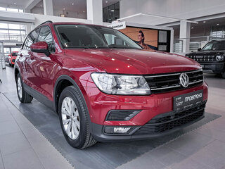 2018 Volkswagen Tiguan II, красный, 2199000 рублей, вид 3