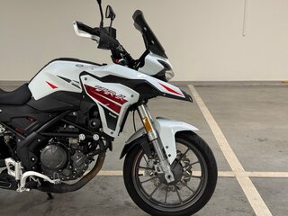 2023 Benelli TRK 251, белый, 299990 рублей, вид 4