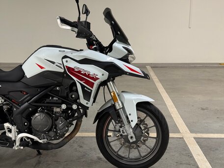 2023 Benelli TRK 251, белый, 299990 рублей, вид 4