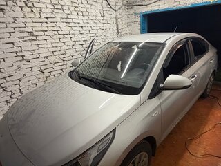2020 Hyundai Solaris II Рестайлинг, серебристый, 950000 рублей, вид 1