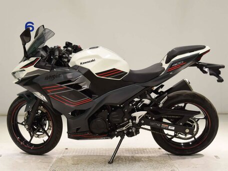 2024 Kawasaki Ninja 400, белый, 677000 рублей, вид 1
