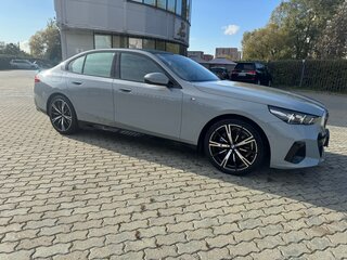 2025 BMW 5 серии 530i xDrive VIII (G60/G61/G68), серый, 7750000 рублей, вид 4