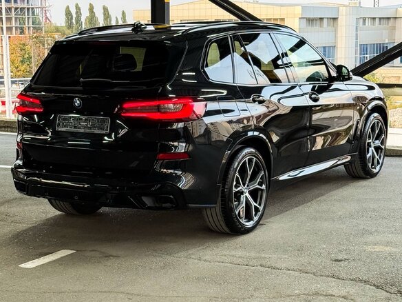 2021 BMW X5 40i IV (G05/G18), чёрный, 6650000 рублей - вид 2