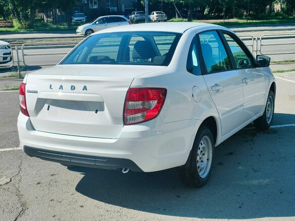2026 Lada (ВАЗ) Granta I Рестайлинг, белый, 1040100 рублей - вид 8
