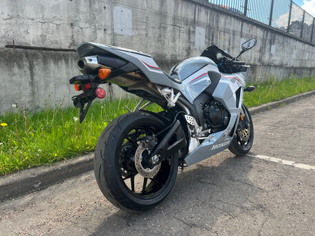 2024 Honda CBR 600RR, серебристый, 1100000 рублей, вид 3