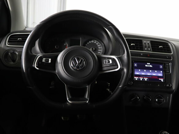 2018 Volkswagen Polo V Рестайлинг, белый, 999990 рублей - вид 9