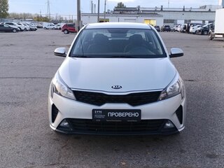 2021 Kia Rio IV Рестайлинг, серебристый, 1635000 рублей, вид 2