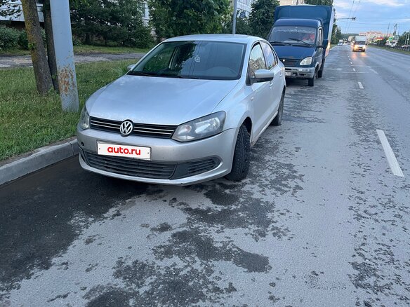 2011 Volkswagen Polo V, серебристый - вид 1