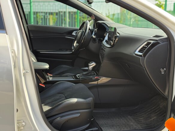 2021 Kia Ceed III Рестайлинг, белый, 2300000 рублей - вид 9