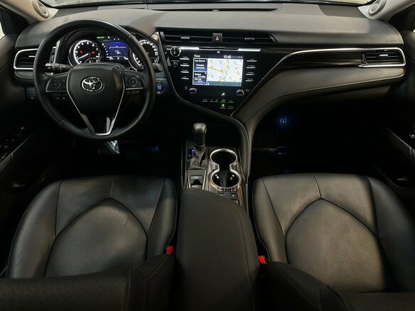 2021 Toyota Camry VIII (XV70), чёрный, 3560000 рублей - вид 4