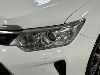 2017 Toyota Camry VII (XV50) Рестайлинг, белый, 1699000 рублей, вид 4