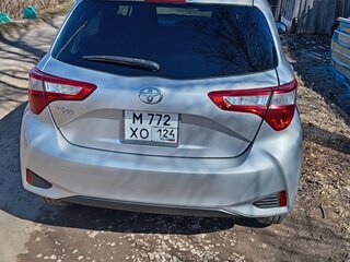 2017 Toyota Vitz III (XP130) Рестайлинг 2, серебристый, 940000 рублей, вид 3