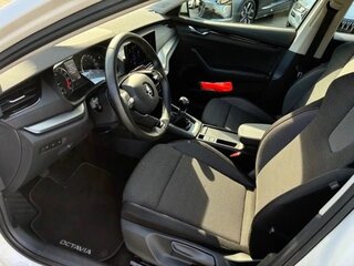 2023 Skoda Octavia IV (A8), белый, 2600000 рублей, вид 4