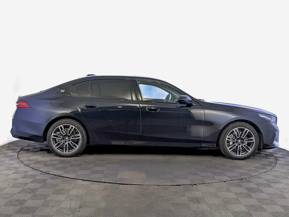 2024 BMW 5 серии Long 530Li xDrive VIII (G60/G61/G68), синий, 6650000 рублей - вид 3