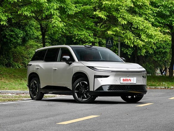 2026 Toyota bZ3X 58.3 kWh, серебристый, 2700000 рублей - вид 3