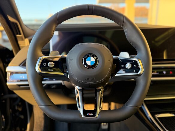 2025 BMW 7 серии 740i xDrive VII (G70), чёрный, 16500000 рублей - вид 11