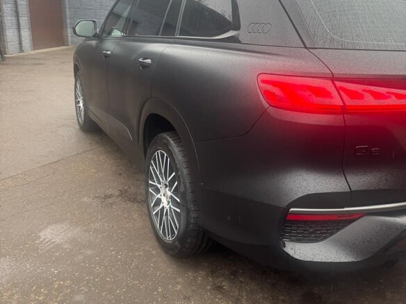 2023 Audi Q6 45 TFSI, чёрный, 8085000 рублей - вид 5
